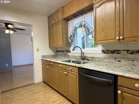 134 W Cardinal Street Roseburg OR 97471