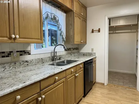 134 W Cardinal Street Roseburg OR 97471
