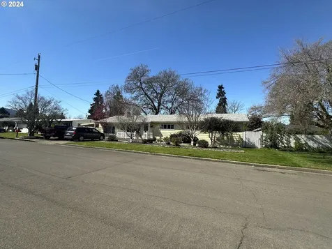 134 W Cardinal Street Roseburg OR 97471