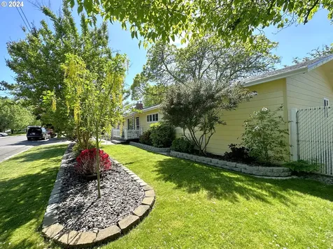 134 W Cardinal Street Roseburg OR 97471