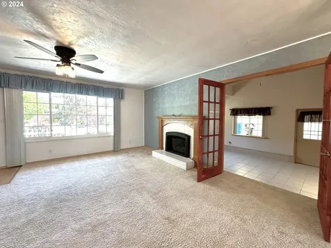 134 W Cardinal Street Roseburg OR 97471