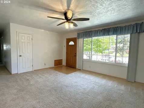 134 W Cardinal Street Roseburg OR 97471