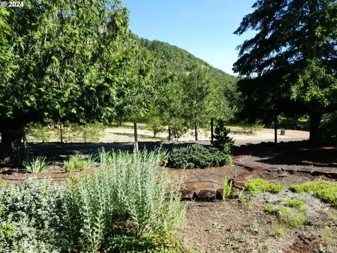 7692 North Bank Road Roseburg OR 97470
