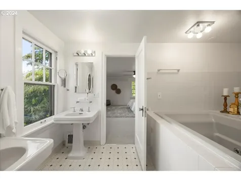 3055 NW Cumberland Road Portland OR 97210