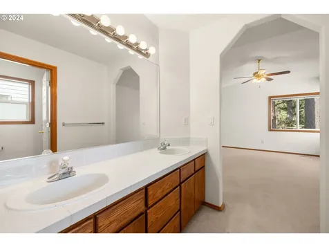 17437 Wake Robin Circle Oregon City OR 97045
