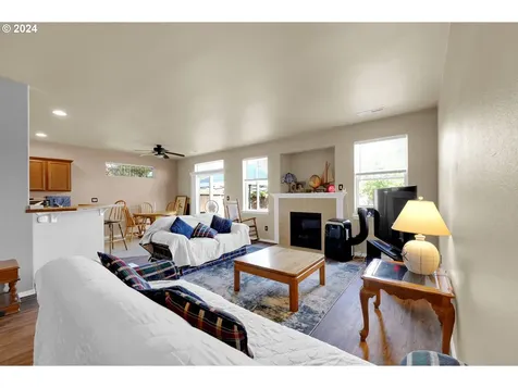 1059 S 1st Street Cottage Grove OR 97424