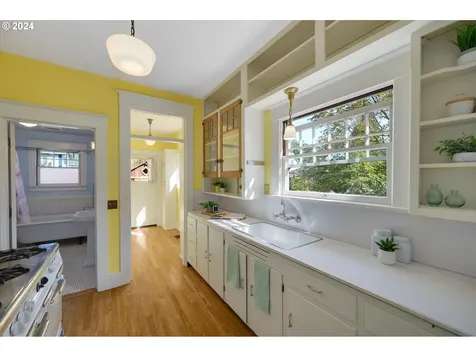 7065 NE Oregon Street Portland OR 97213