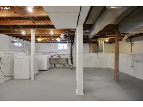 7065 NE Oregon Street Portland OR 97213