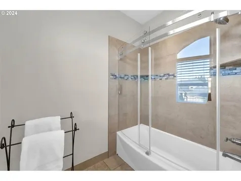 912 Se 201st Court Camas WA 98607