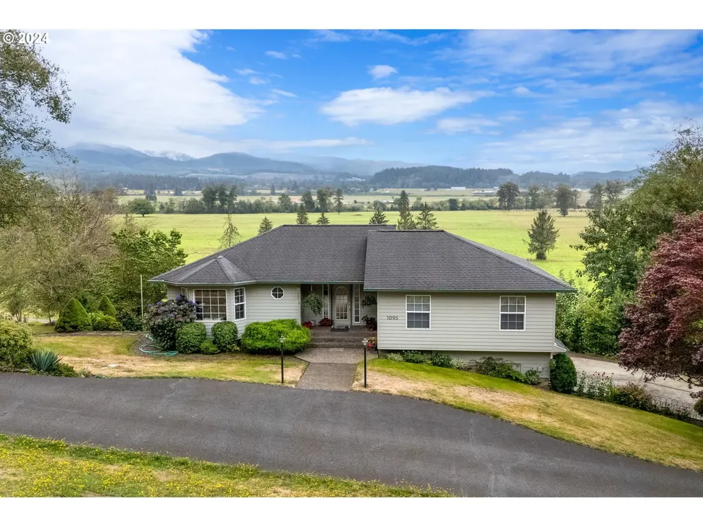 1095 Hollyridge Drive Tillamook OR 97141