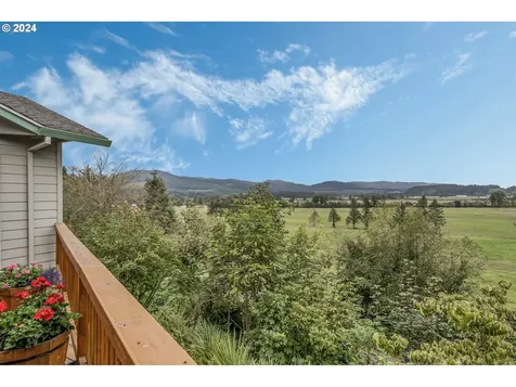 1095 Hollyridge Drive Tillamook OR 97141