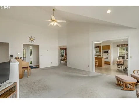 1095 Hollyridge Drive Tillamook OR 97141