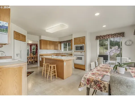 1095 Hollyridge Drive Tillamook OR 97141