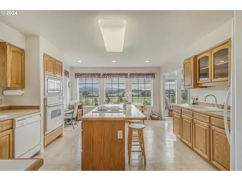 1095 Hollyridge Drive Tillamook OR 97141