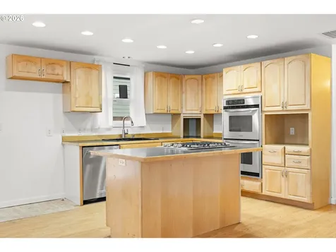 6043 SE Tenino Street Portland OR 97206