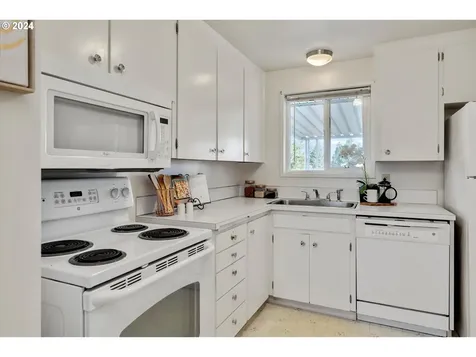 2049 W Hayes Street Woodburn OR 97071