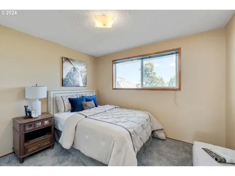 2049 W Hayes Street Woodburn OR 97071