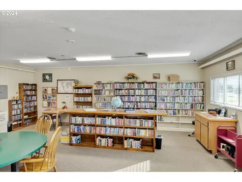 2049 W Hayes Street Woodburn OR 97071