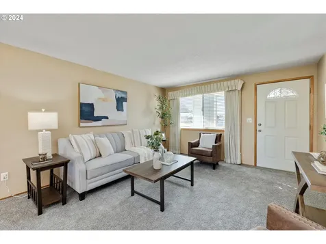2049 W Hayes Street Woodburn OR 97071