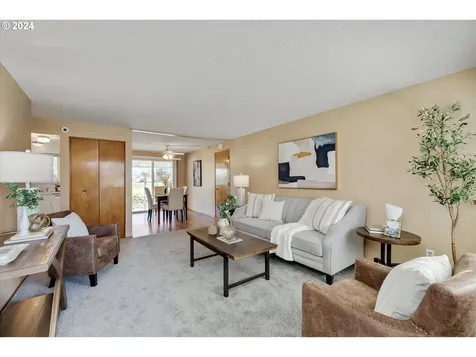 2049 W Hayes Street Woodburn OR 97071