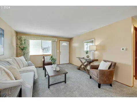 2049 W Hayes Street Woodburn OR 97071