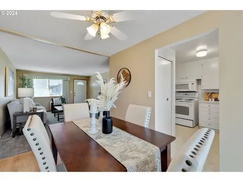 2049 W Hayes Street Woodburn OR 97071