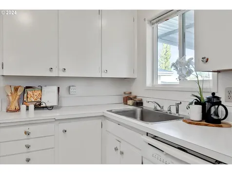 2049 W Hayes Street Woodburn OR 97071