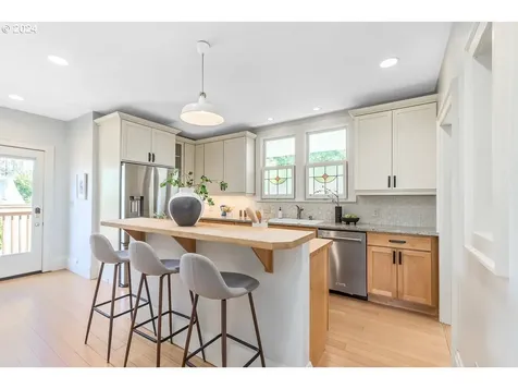 3245 E Burnside Street Portland OR 97214