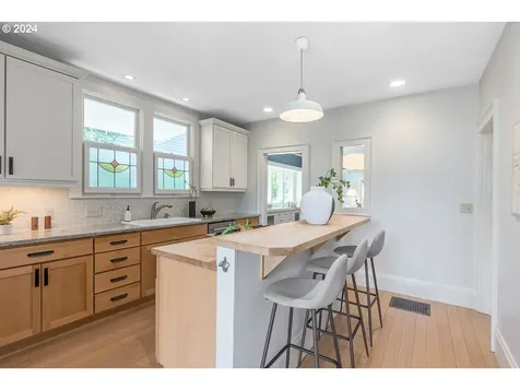 3245 E Burnside Street Portland OR 97214