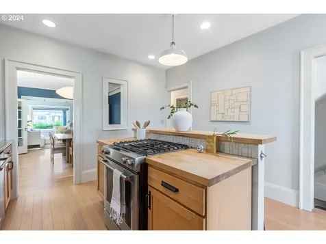 3245 E Burnside Street Portland OR 97214