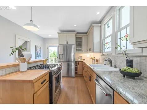 3245 E Burnside Street Portland OR 97214