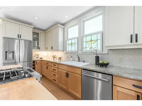 3245 E Burnside Street Portland OR 97214