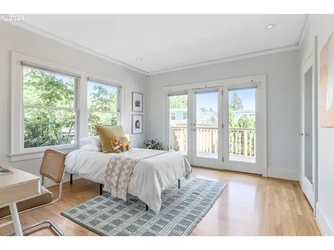 3245 E Burnside Street Portland OR 97214