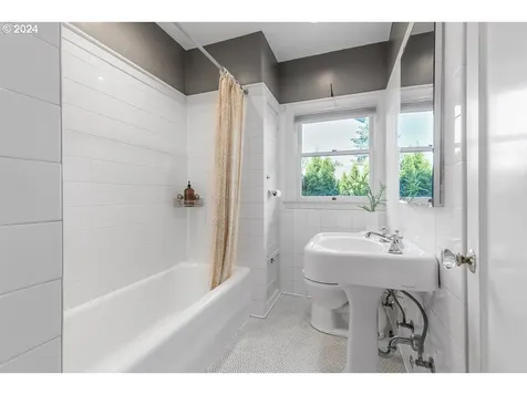3245 E Burnside Street Portland OR 97214