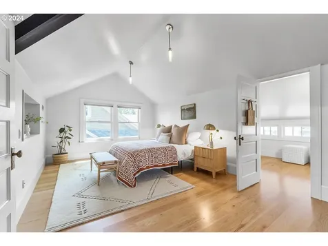 3245 E Burnside Street Portland OR 97214