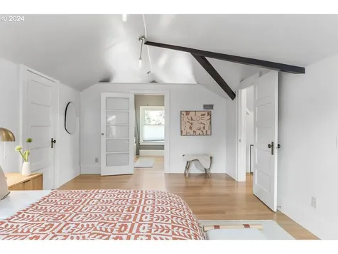 3245 E Burnside Street Portland OR 97214