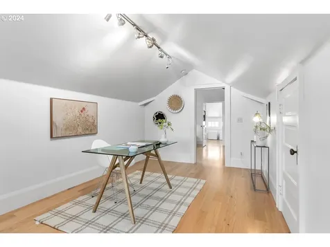 3245 E Burnside Street Portland OR 97214