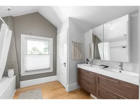 3245 E Burnside Street Portland OR 97214