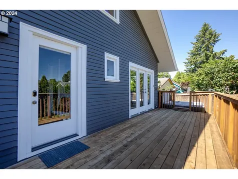 3245 E Burnside Street Portland OR 97214