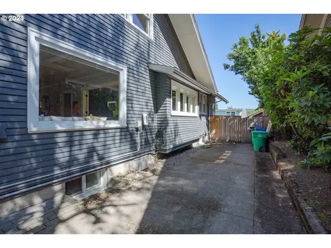 3245 E Burnside Street Portland OR 97214