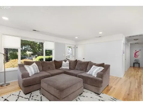 839 W Luellen Drive Roseburg OR 97471