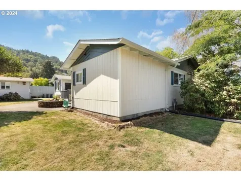 839 W Luellen Drive Roseburg OR 97471