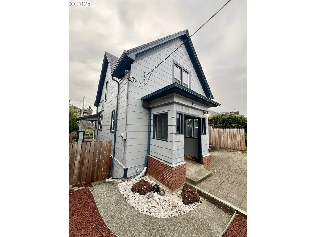 2563 Sheridan Avenue North Bend OR 97459