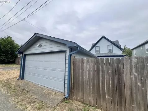 2563 Sheridan Avenue North Bend OR 97459