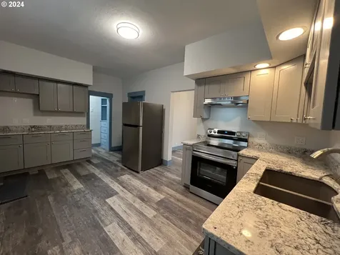 2563 Sheridan Avenue North Bend OR 97459