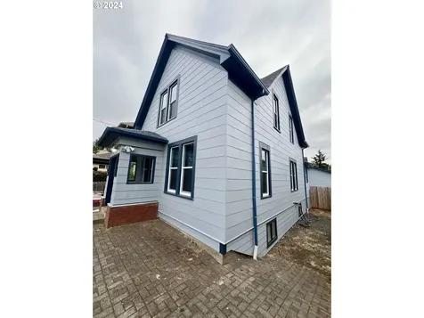 2563 Sheridan Avenue North Bend OR 97459