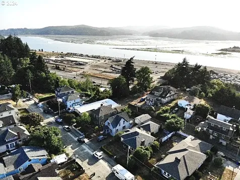 2563 Sheridan Avenue North Bend OR 97459