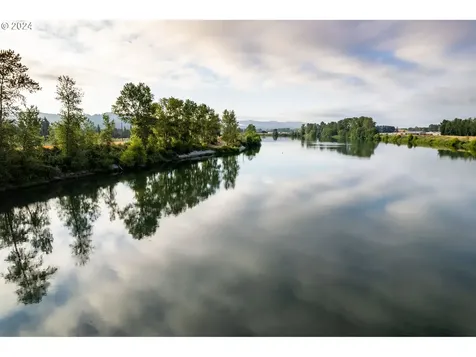 2084 S River Road Kelso WA 98626