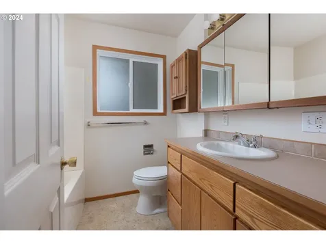 308 NW 15th Street Newport OR 97365