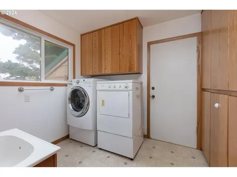 308 NW 15th Street Newport OR 97365